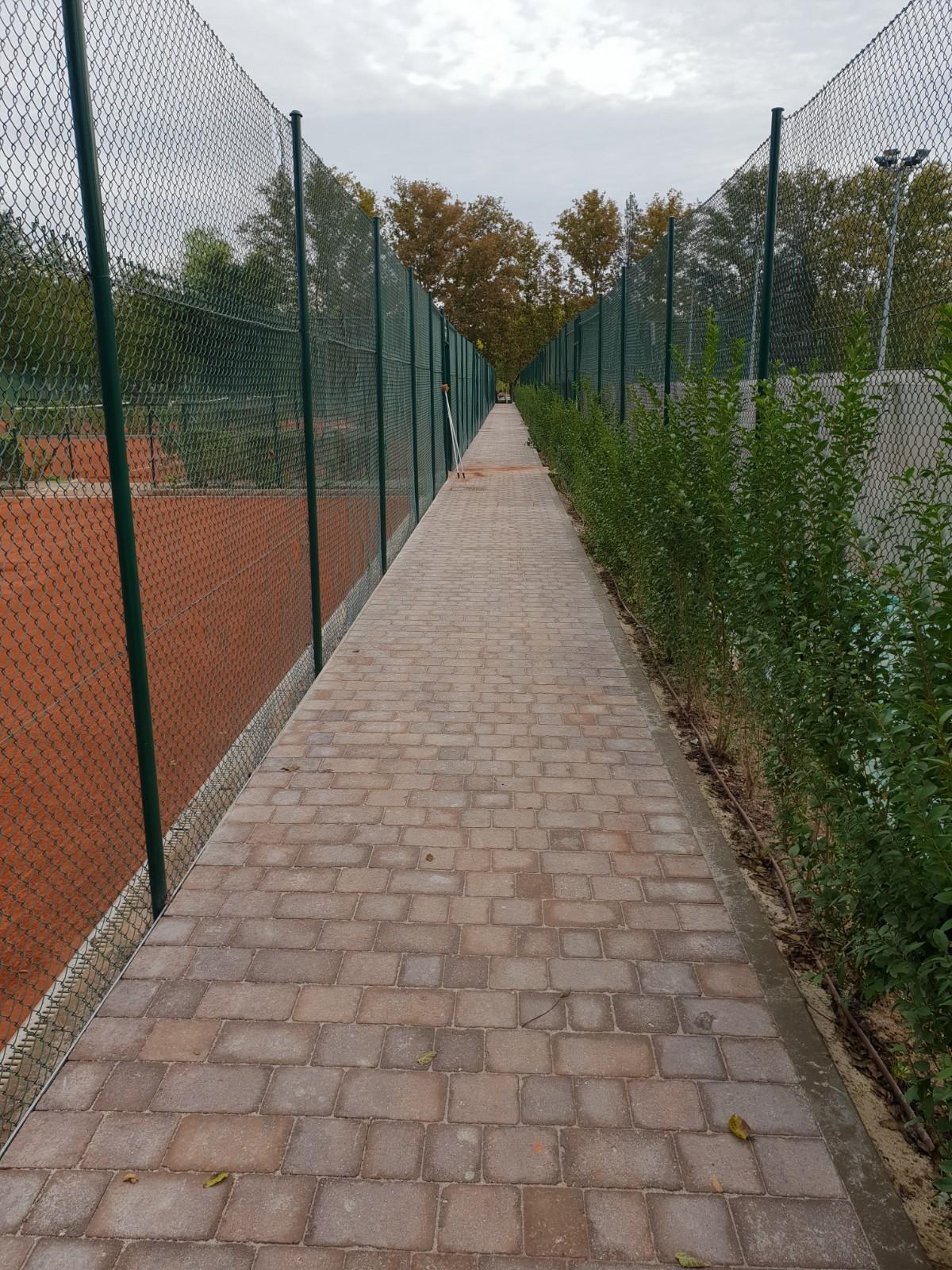 Sustitución del pavimento de los paseos principales entre pistas de tenis de tierra batida. 