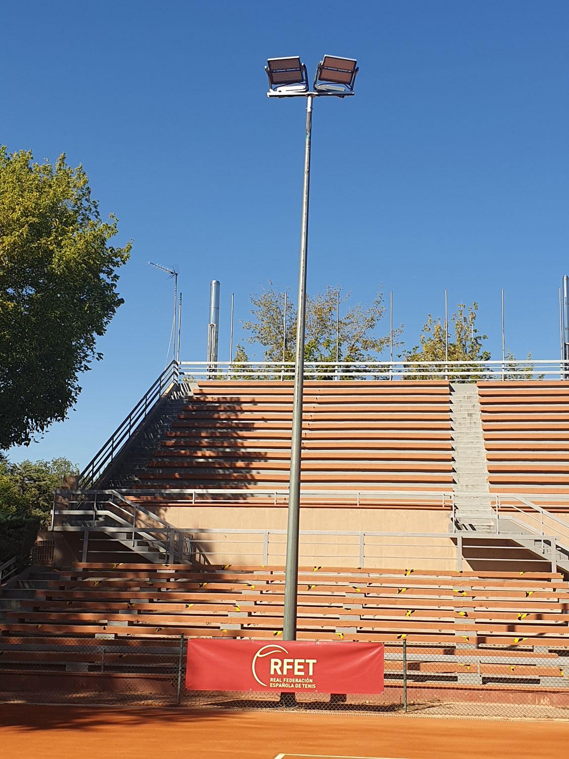 Sustitución de equipos de iluminación en la pista 1 de tenis tierra batida.