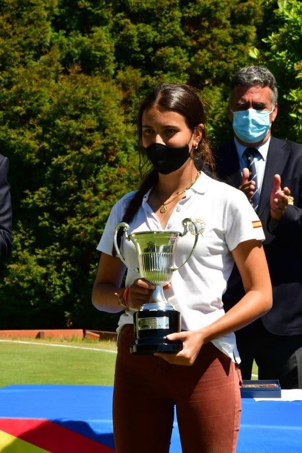 Cayetana Fernández, con la copa de campeona de España de golf 2021. Foto: Rfegolf