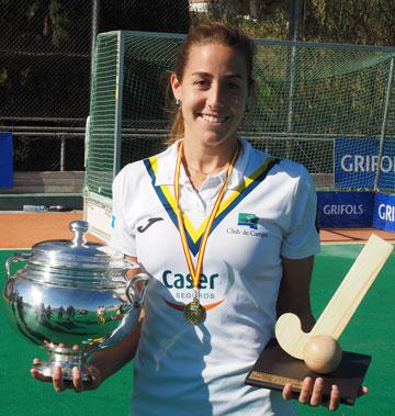 María López con la Copa y el trofeo de MVP