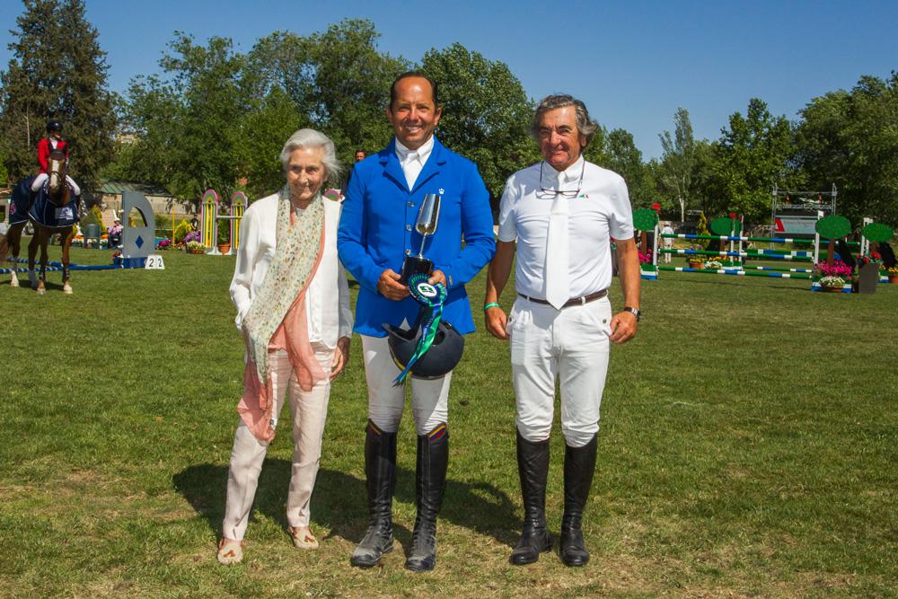 El colombiano Andrés Peñalosa recibió el trofeo de campeón del Memorial Alfonso Arango de manos de familiares del jinete fallecido. Foto: Roberto Cuezva