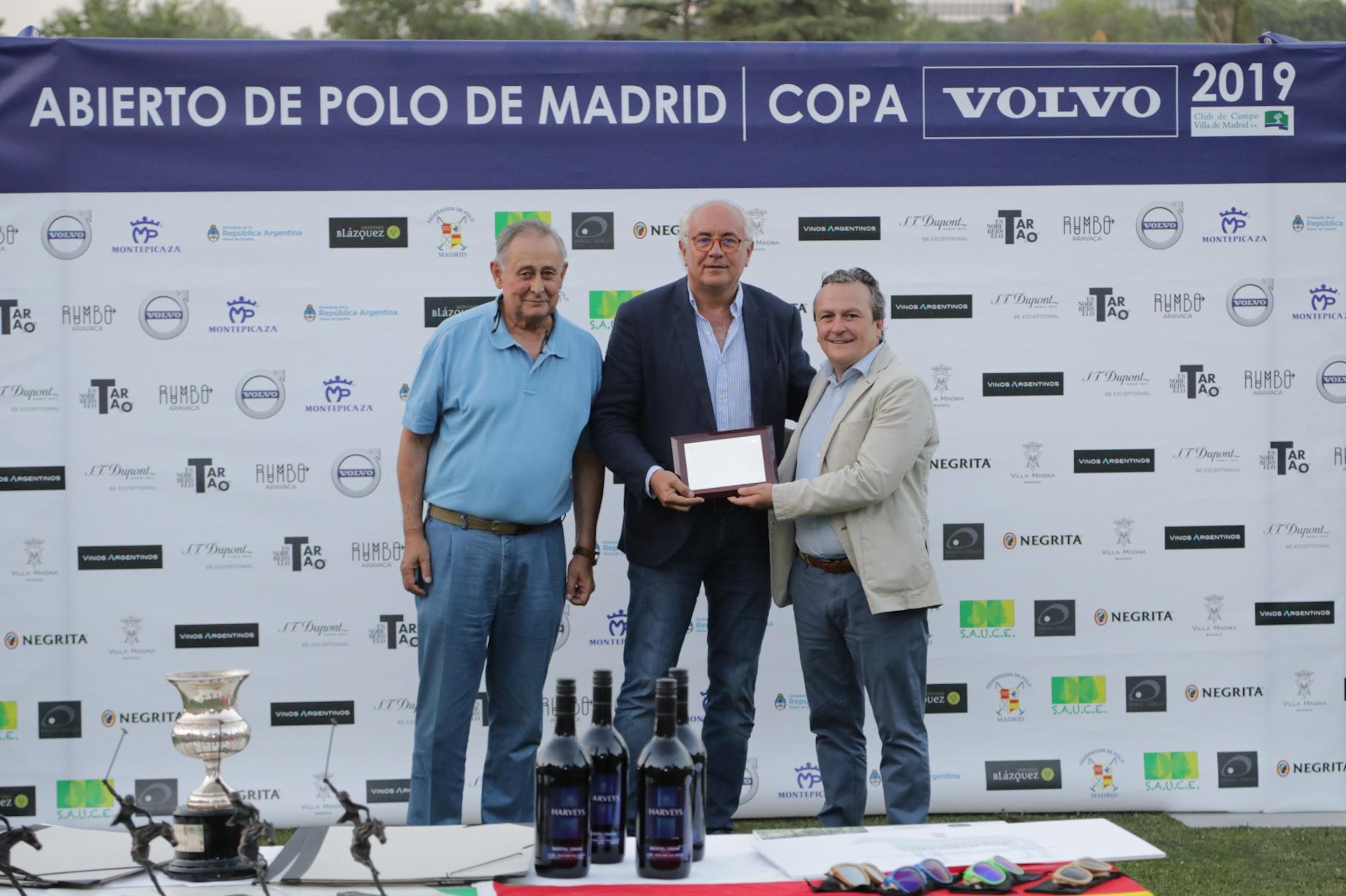 El Ministro Consejero de la Embajada de Argentina, Eduardo Michel (centro), entrega la placa de reconocimiento al Club de Campo a Borja Cubillo (dcha.), Director de Comunicación y Marketing del Club, y a Jaime Baselga, delegado de hípica. Foto: Miguel Ros