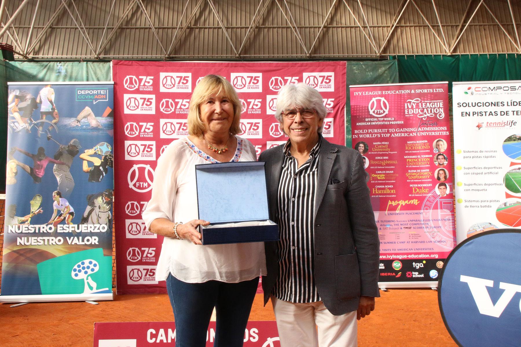 Placa de reconocimiento a Estela Benavides, tenista del Club y seis veces campeona de Madrid, entregada por José Luis Augusto, coordinador general de la FTM. Foto: FTM