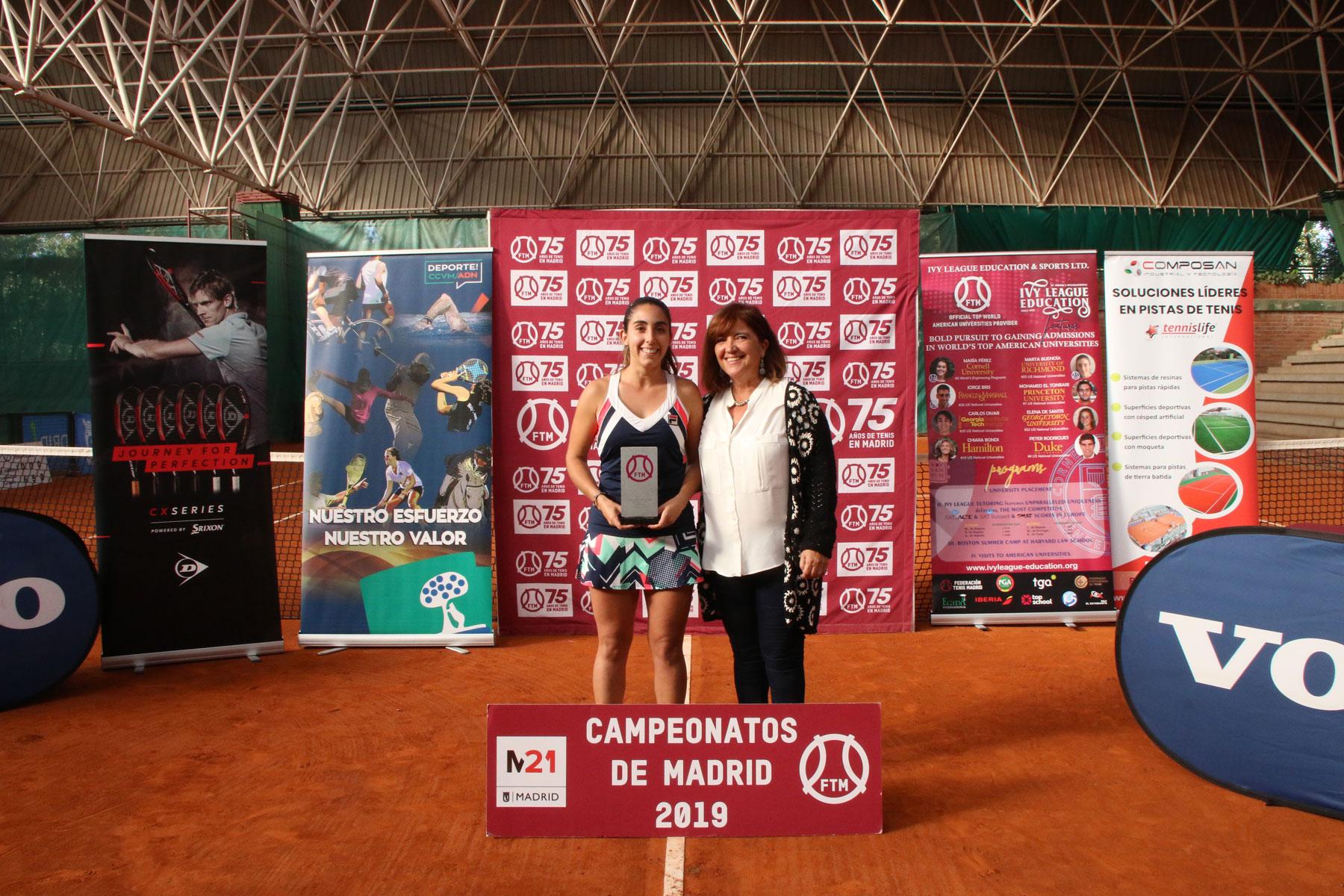 Lidia Moreno, campeona de Madrid de tenis, con María Jesús Rodríguez, presidenta del Comité Femenino de la FTM. Foto: FTM