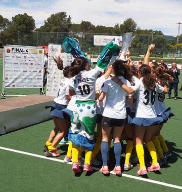 Rocío Gutiérrez levanta el título liguero rodeada por sus compañeras - Foto: Ignacio Monsalve