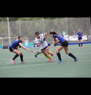 Sara Barrios se lleva la bola entre dos defensoras del Júnior. (Foto: Miguel Ros)