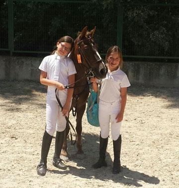 Las niñas de la pony Pampa Luz Rubio y Sofía Varela