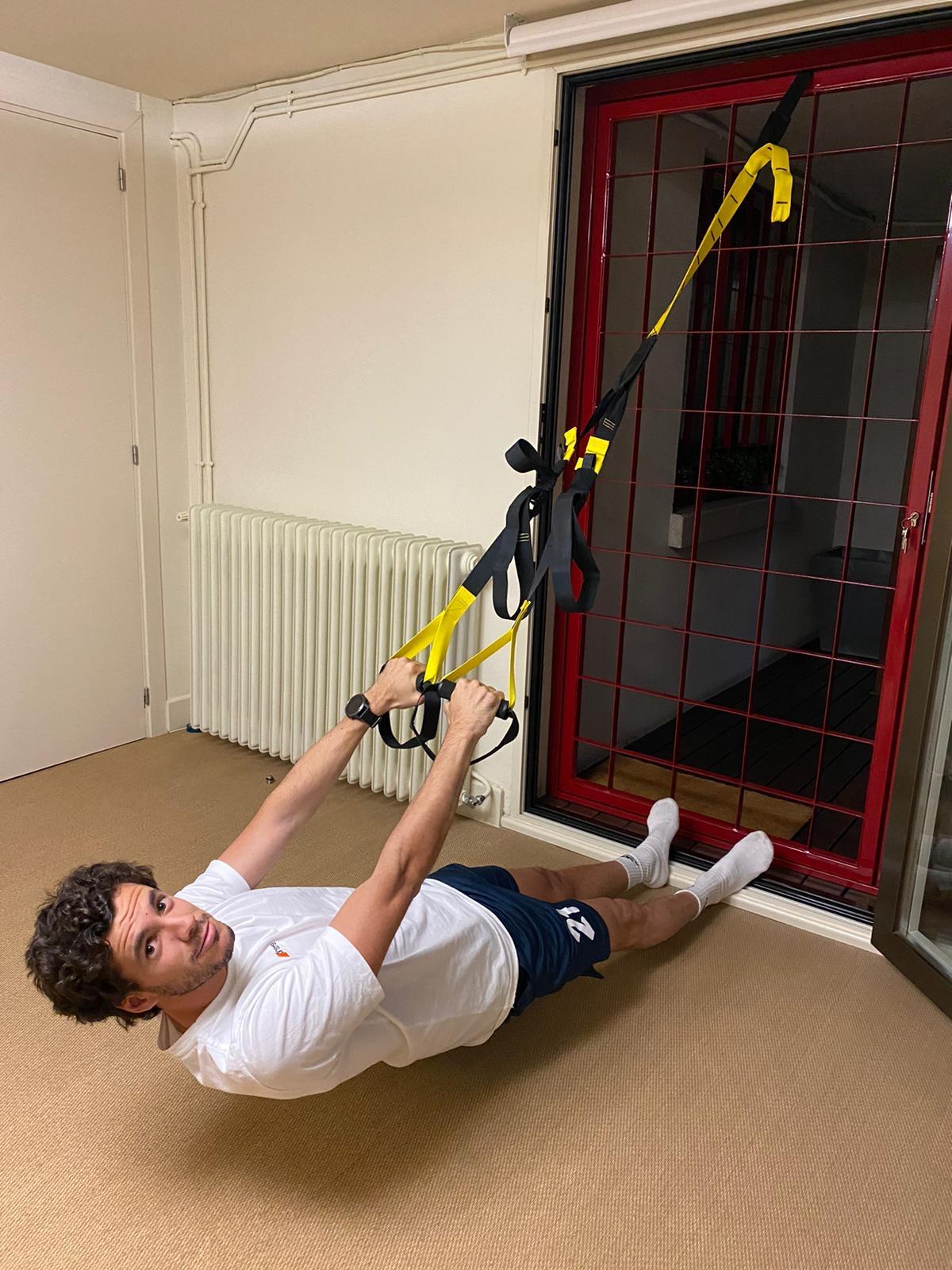 Quique González de Castejón, durante un entrenamiento en casa durante el confinamiento.