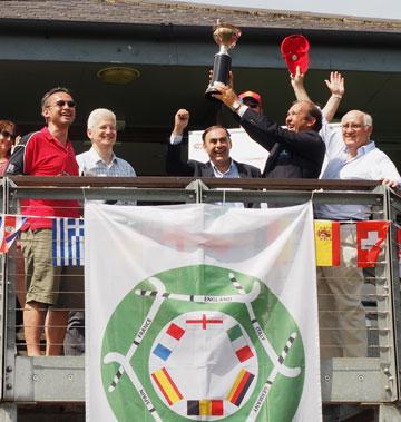 Ignacio Monsalve alza el trofeo de campeón