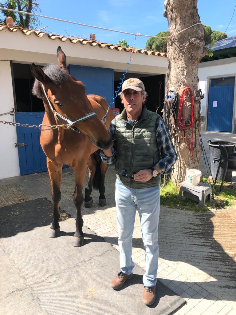 El abonado Alejandro Jordá, con un caballo en las cuadras del Club.