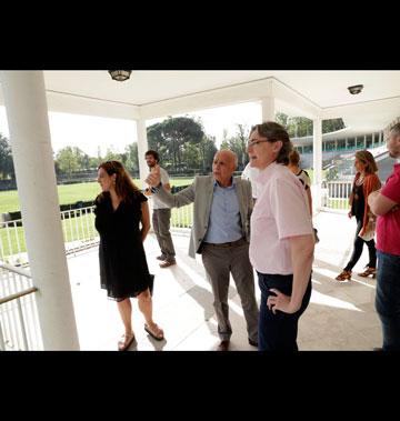 Celia Mayer, Joaquín Ballesteros y Marta Higueras dialogan en la Pista Verde del Club