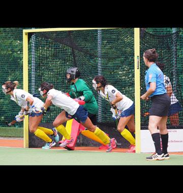 María López, Bea Pérez, Mari Ángeles Ruiz y Amparo Gil defienden un penalti córner (Foto: Ignacio Monsalve)