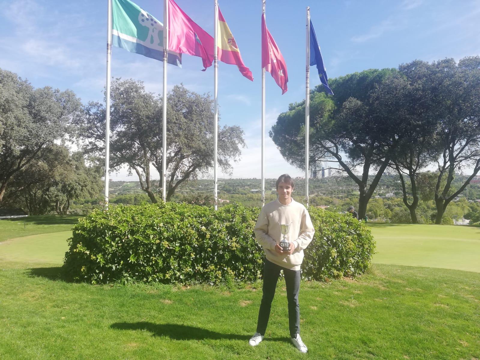 Alejandro Aguilera, con el trofeo de campeón absoluto de golf CCVM.