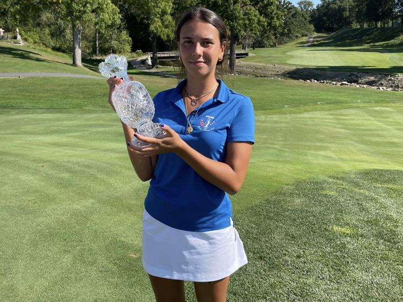 Cayetana Fernández García-Poggio, con el trofeo de la PING Solheim Cup.