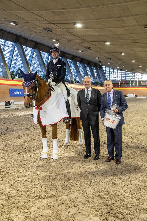 Jean Phillipe Siat, con Lovesong, campeones del Gran Premio del viernes 22. Foto: Miguel Ros / CCVM