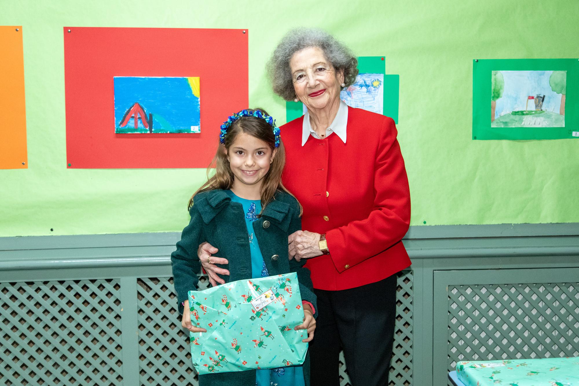 La Delegada de Cultura, Rosario Carrillo, junto a una joven participante en la sección infantil-juvenil. Foto: Miguel Ros