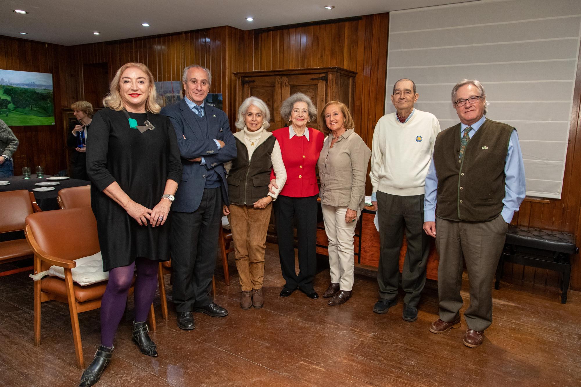 El gerente del Club, Juan Carlos Vera (segundo por la izda.), y Rosario Carrillo, Delegada de Cultura (en el centro), junto a varios de los artistas participantes. Foto: Miguel Ros 