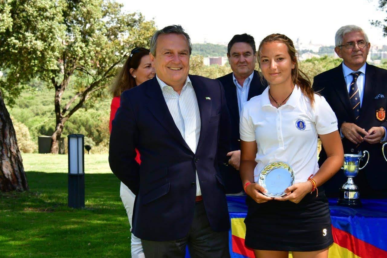 La tercera clasificada, Carla Tejedo, junto al Director de Comunicación y Marketing del Club de Campo, Borja Cubillo.