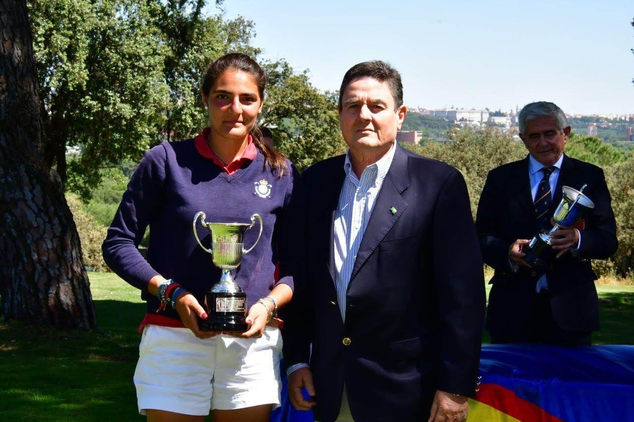 La segunda clasificada, Carolina López-Chacarra, junto al Director de Deportes del Club de Campo, Antonio Montalvo.