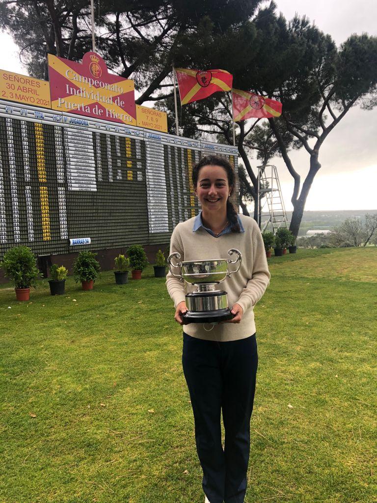 Casilda Allendesalazar, con la copa SM La Reina Victoria.