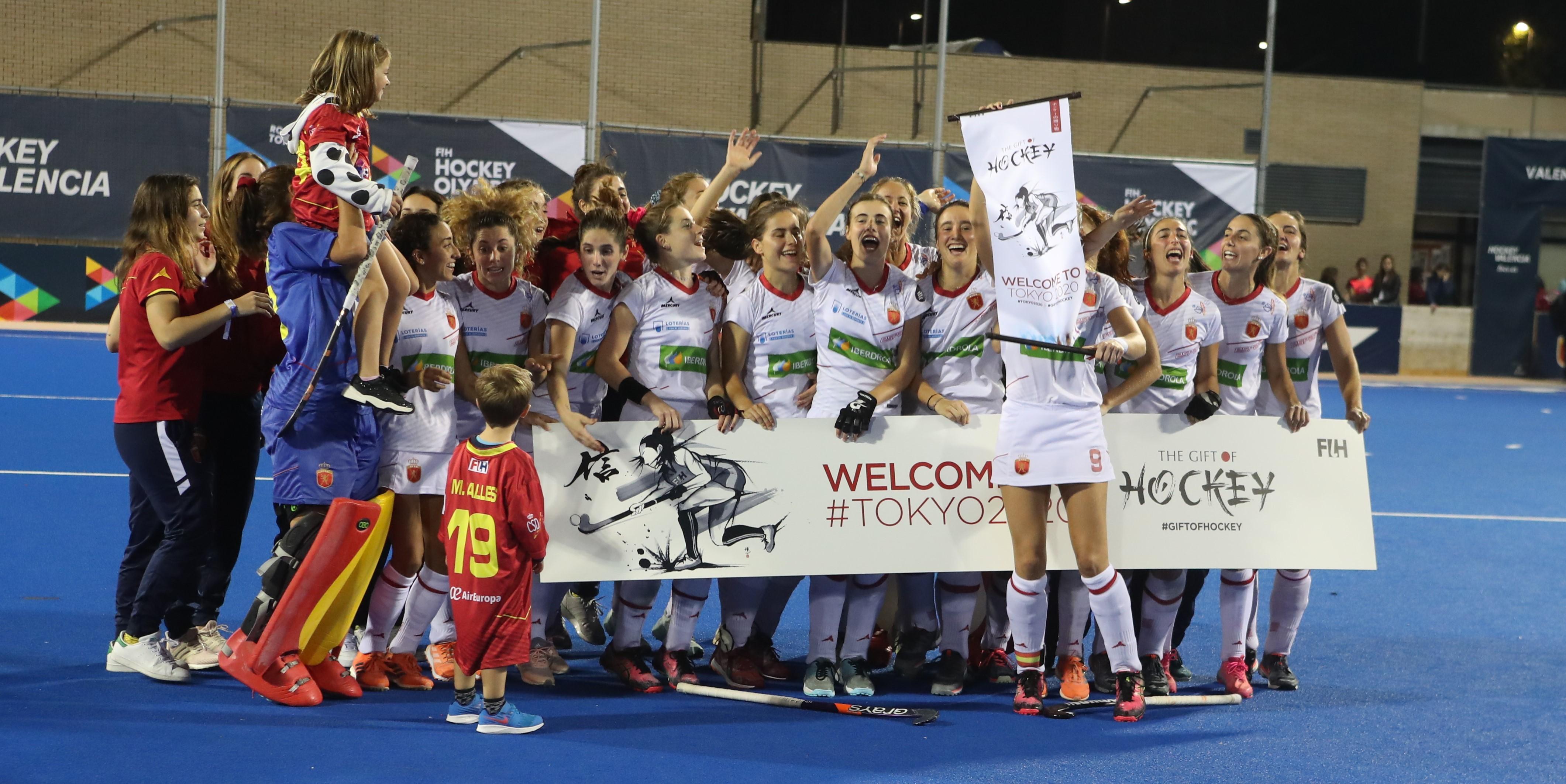 Las Red Sticks celebran su clasificación para Tokio 2020. foto: RFEH