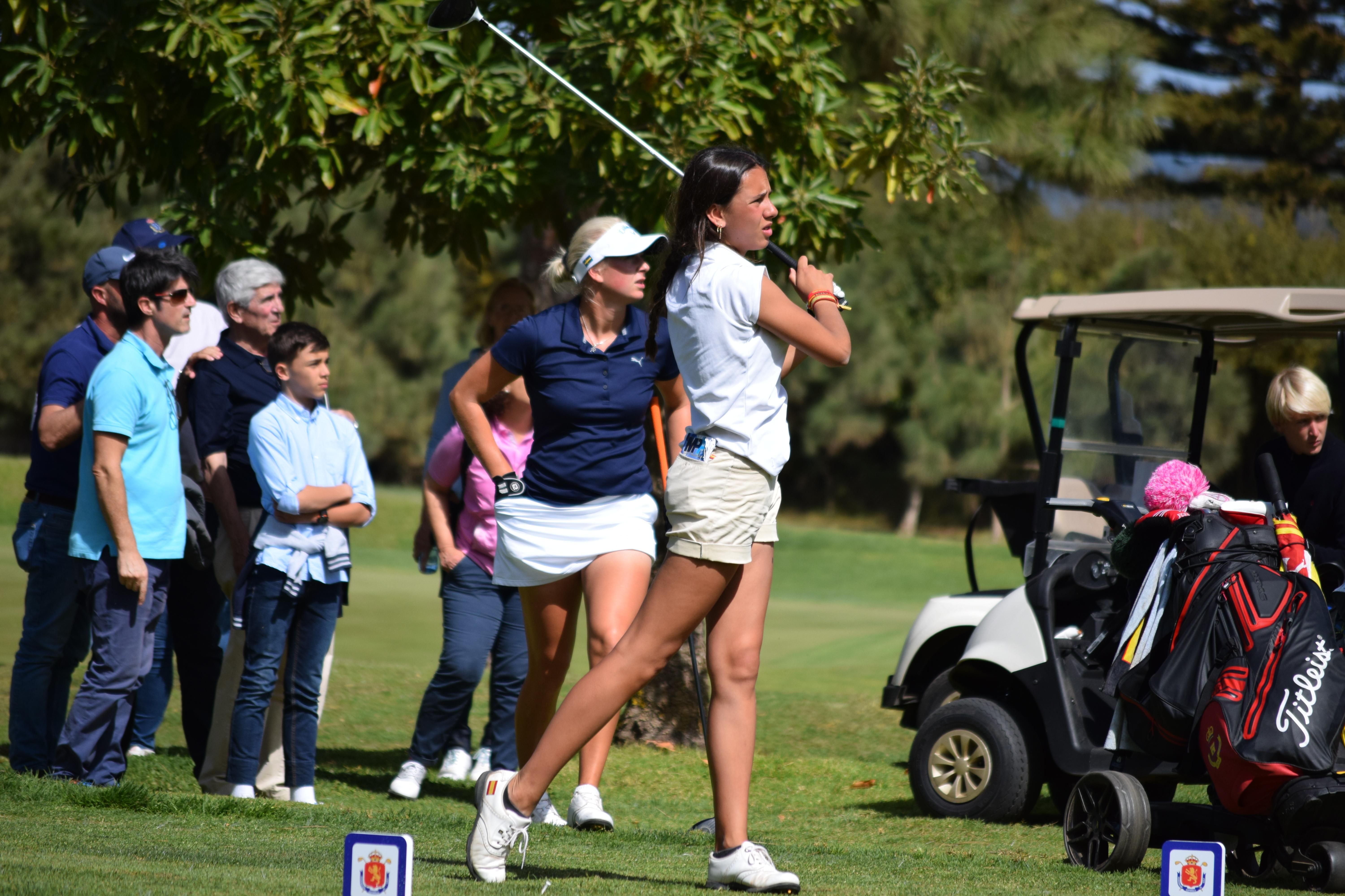 Cayetana Fernández García-Poggio, después de dar un golpe. Foto: Rfegolf