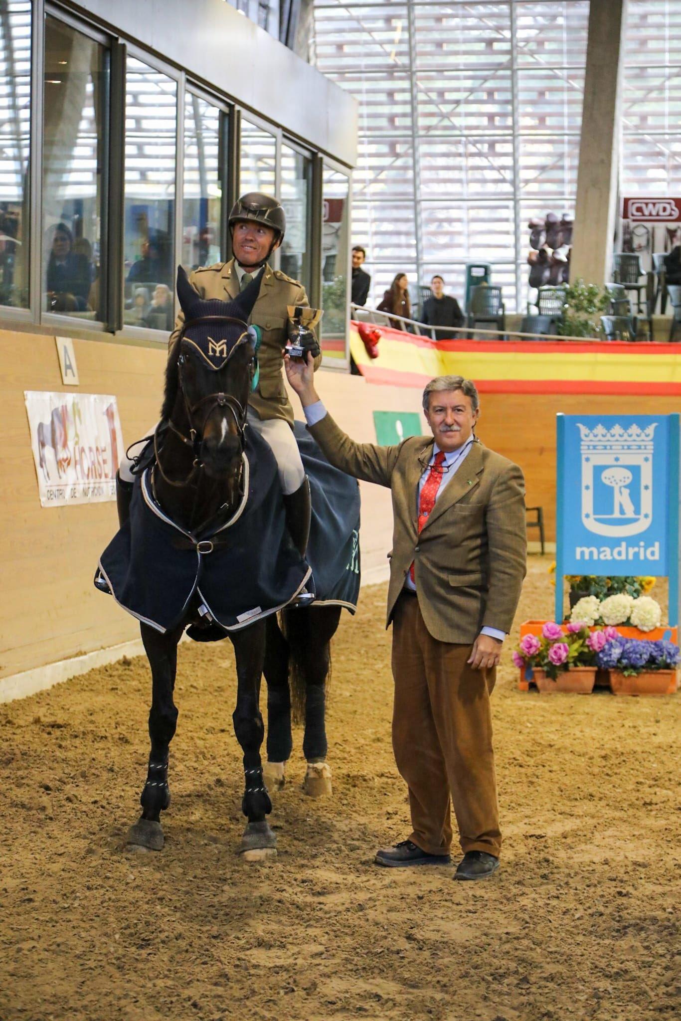 El Coordinador de Competiciones del Club, Javier García Cotarelo, entrega el premio de la prueba de 1,45m a Luis Fernández Gil-Fournier. Fotos: Miguel Ros / Roberto Cuezva