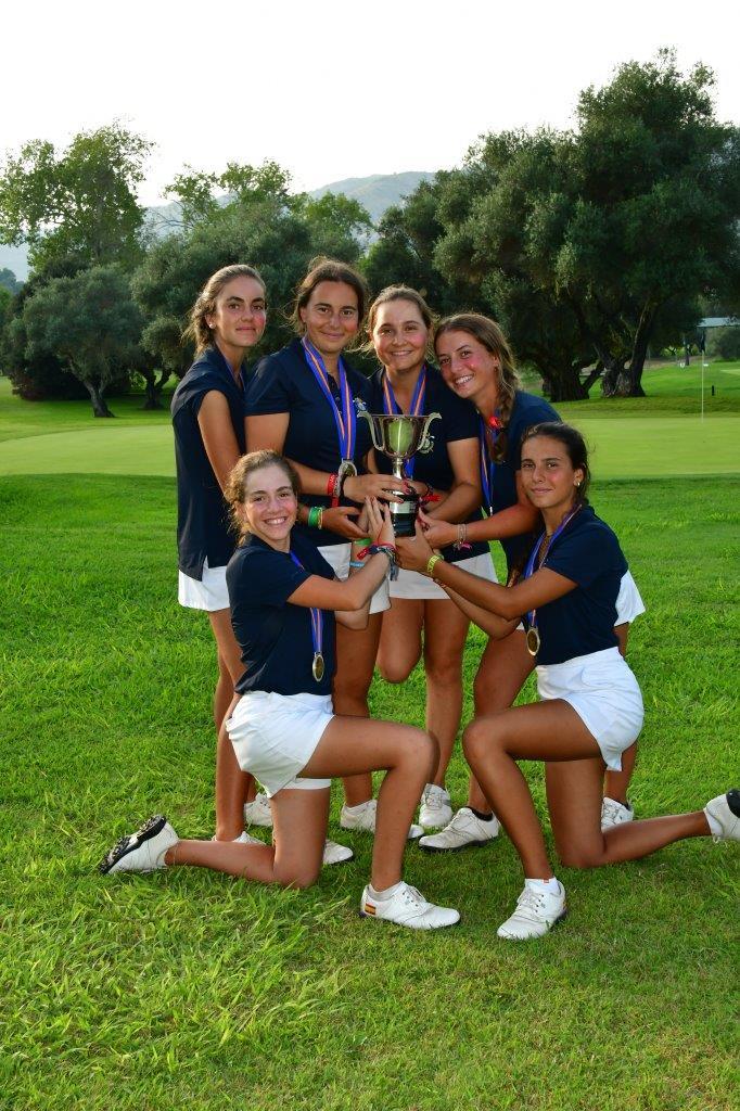 Cayetana Fernández, Lucía Esteban y María Caparrós, con el equipo de Madrid sub-18.