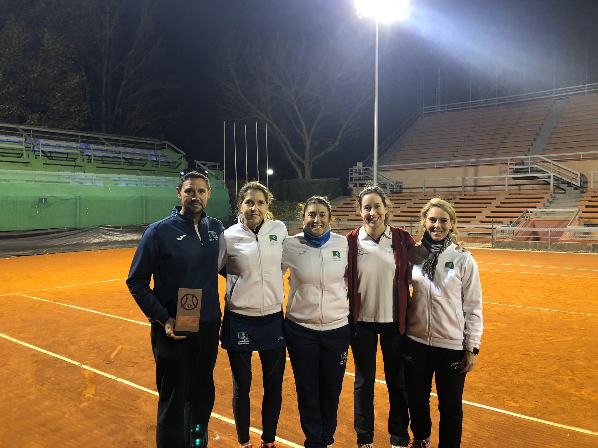 En la imagen, Carlos Tolsada, capitán del equipo absoluto femenino, y las jugadoras Alejandra Vilariño, María José Serrano, Lucía Ros y Chus Lara.