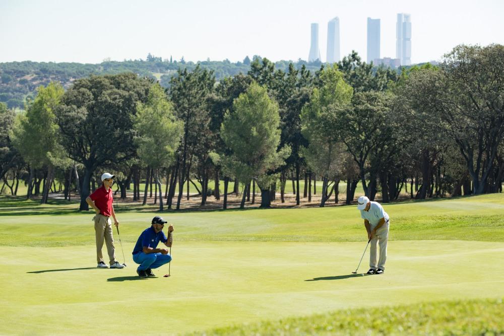 Varios jugadores juegan un partido en el campo de golf del Club.