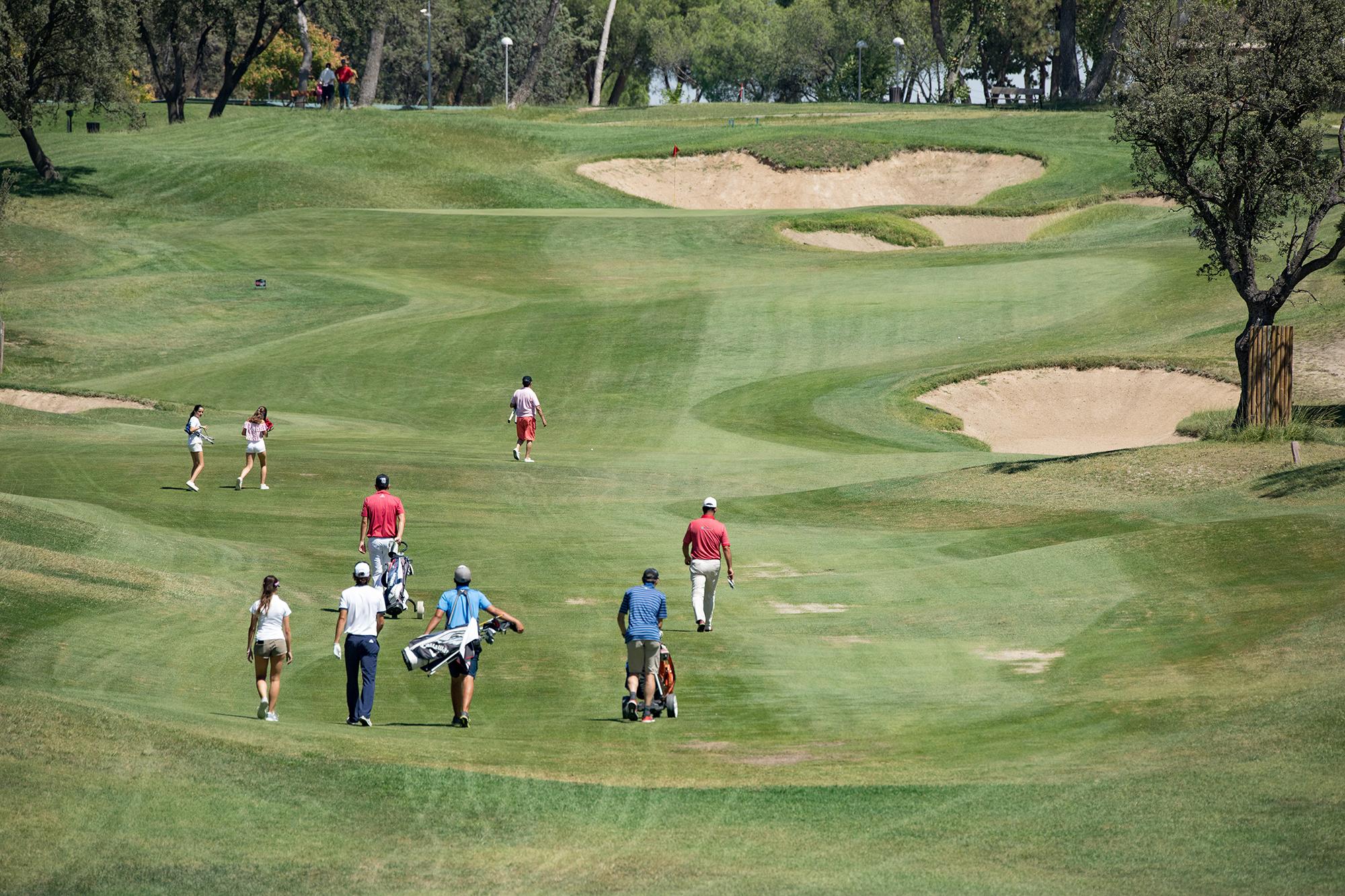 Jugadores de golf en el Club de Campo Villa de Madrid. 