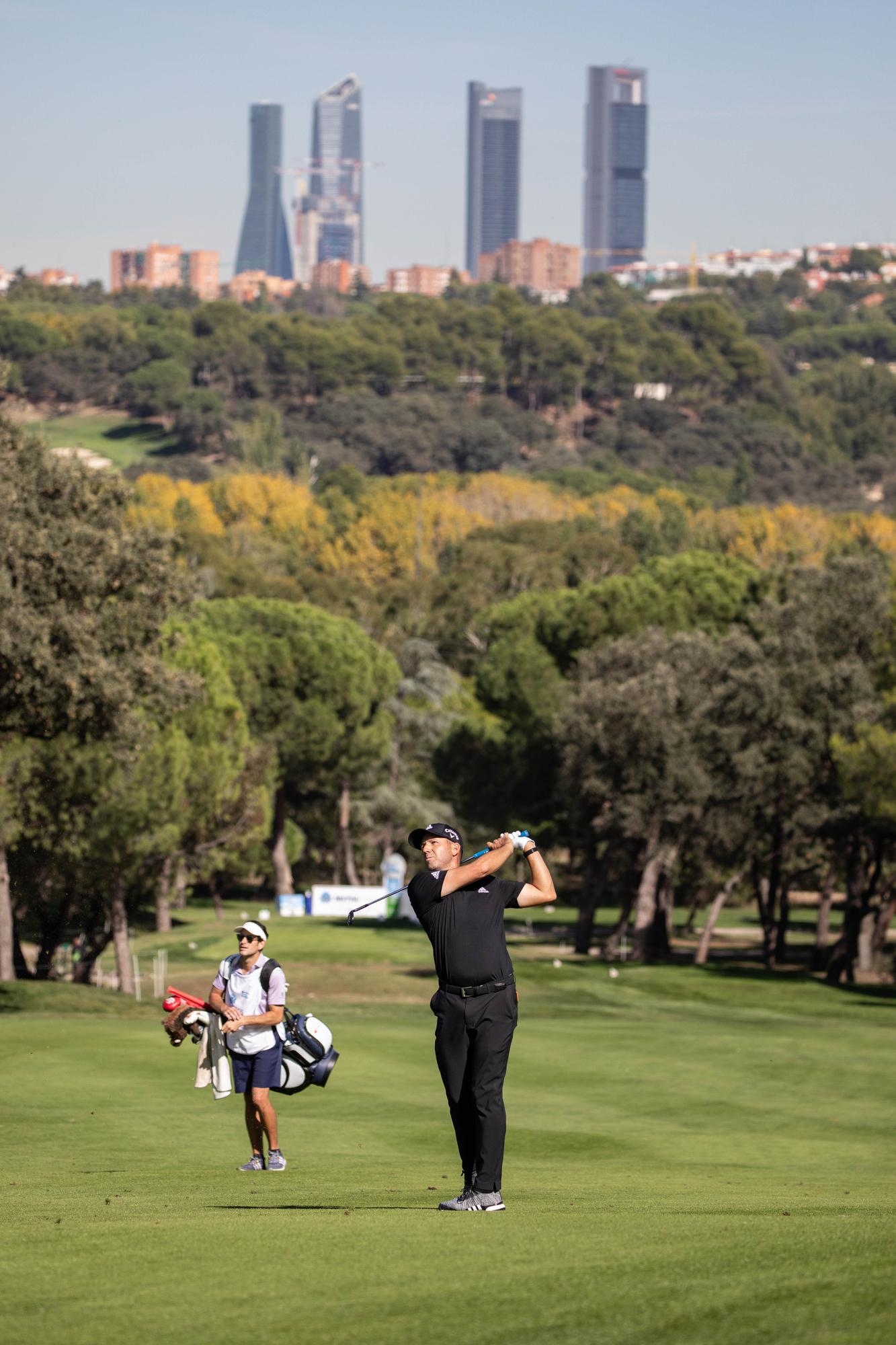 Sergio García golpea una bola con las cuatro torres de Madrid al fondo. Foto: Miguel Ros