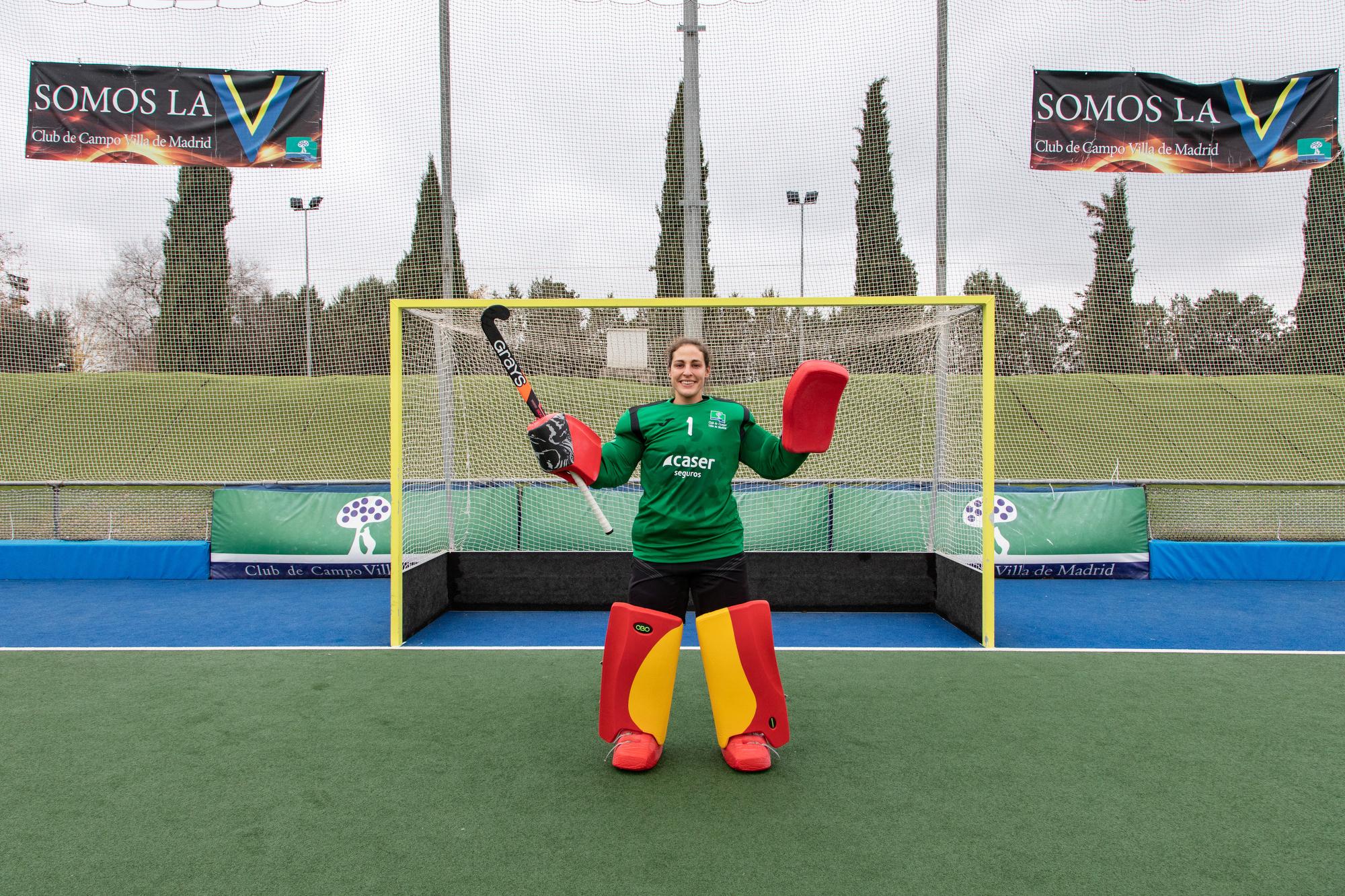 La portera María Ángeles Ruiz, en el campo de hockey del Club. Foto: Miguel Ros