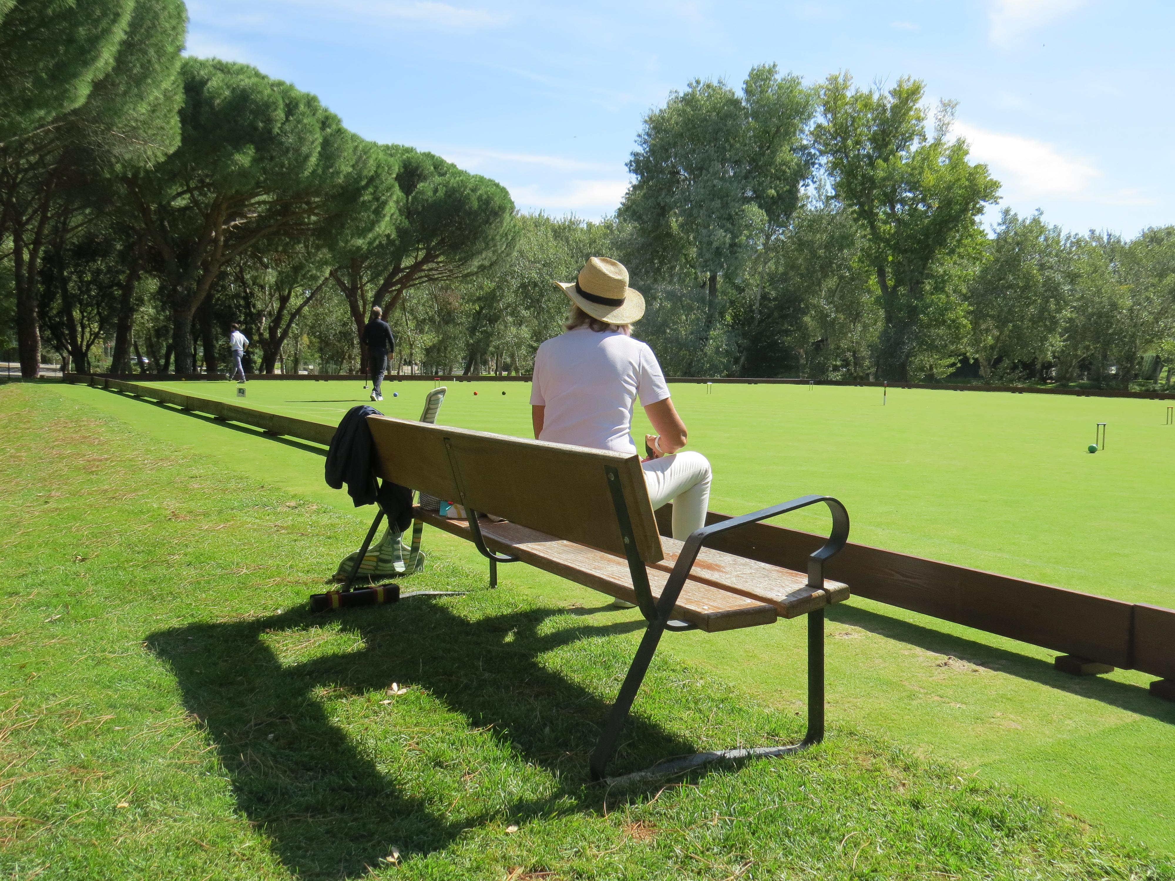 Una espectadora sigue un partido de croquet en el Campo 1 del Club.