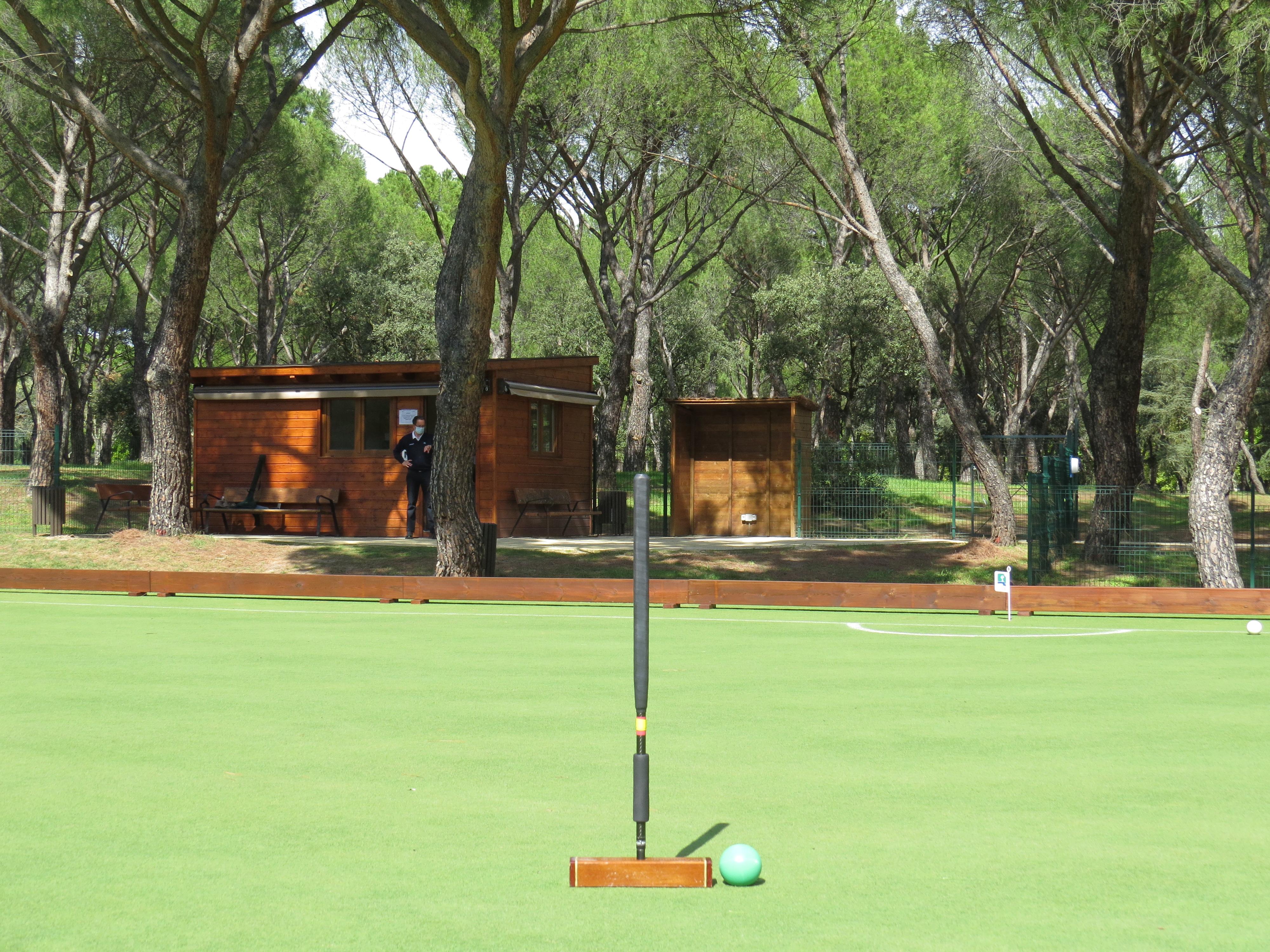 Mazo y bola de croquet en el Campo 1 del Club.