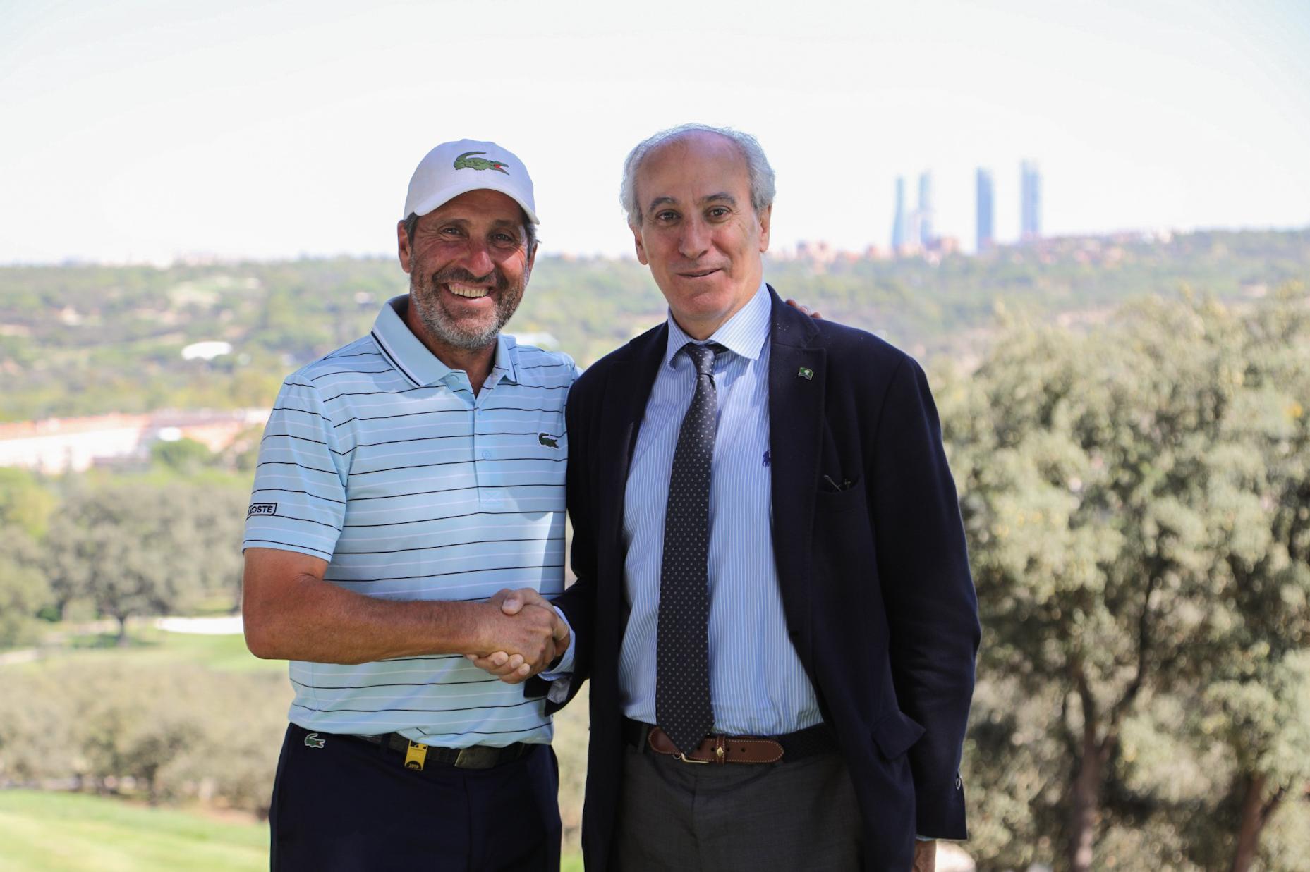 El gerente del Club, Juan Carlos Vera Pró (dcha.), con el golfista José María Olazábal. Foto: Miguel Ros