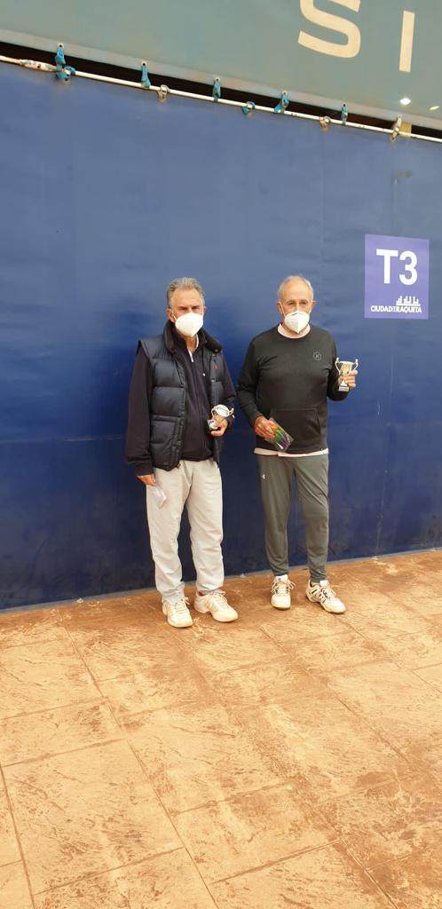 Manuel Visiers y Jero Arroyo, campeón +75 y subcampeón +75, en el ITF Sénior de la Ciudad de la Raqueta.