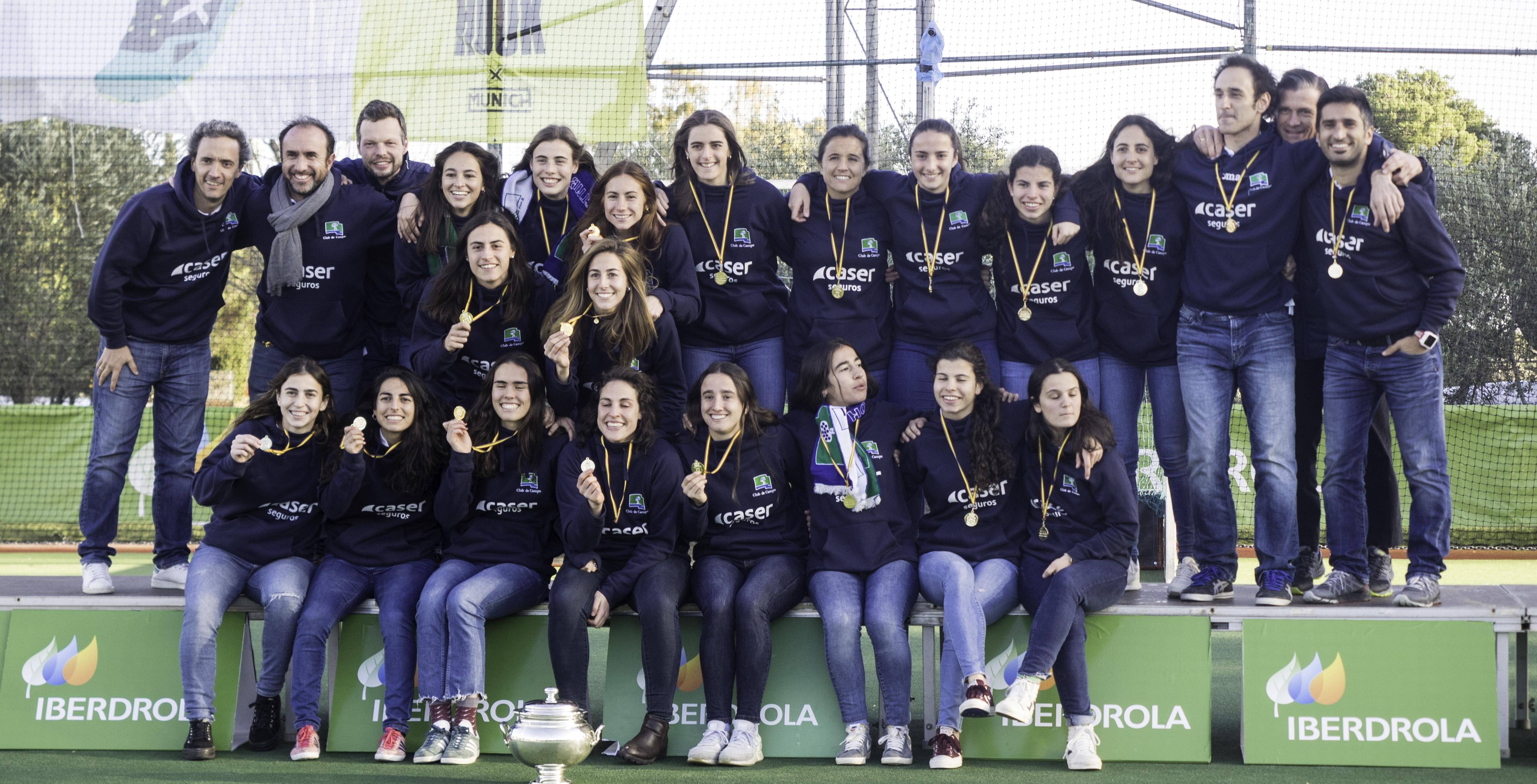 El equipo femenino de hockey, en el podio de la Copa de la Reina, con el oro conseguido. Foto: Ignacio Monsalve