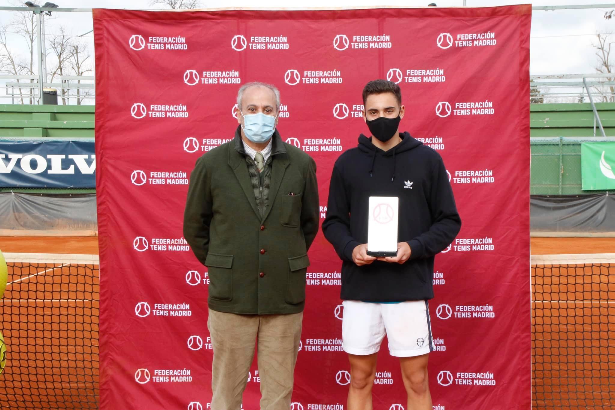 Pablo Masjuán, campeón absoluto de tenis, junto al gerente del Club, Juan Carlos Vera. Foto: FTM