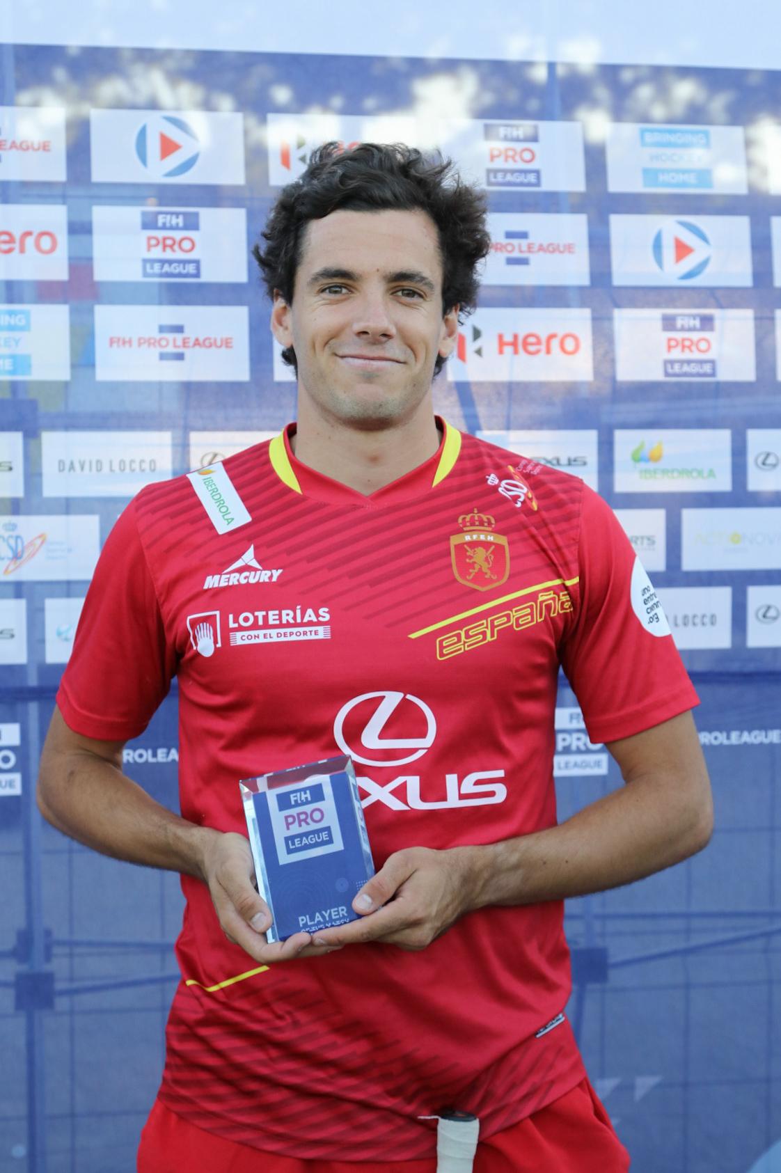 Quique González de Castejón sostiene el trofeo de Mejor Jugador del Partido. Foto: Miguel Ros