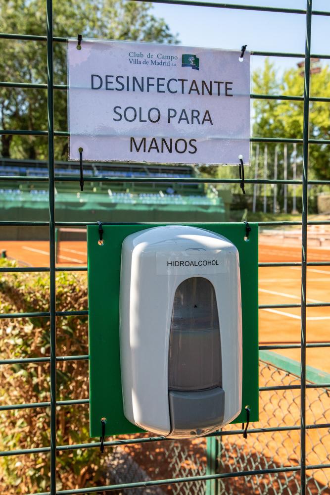 'Desinfectante sólo para manos', en las pistas de tenis del Club. Foto: Miguel Ros