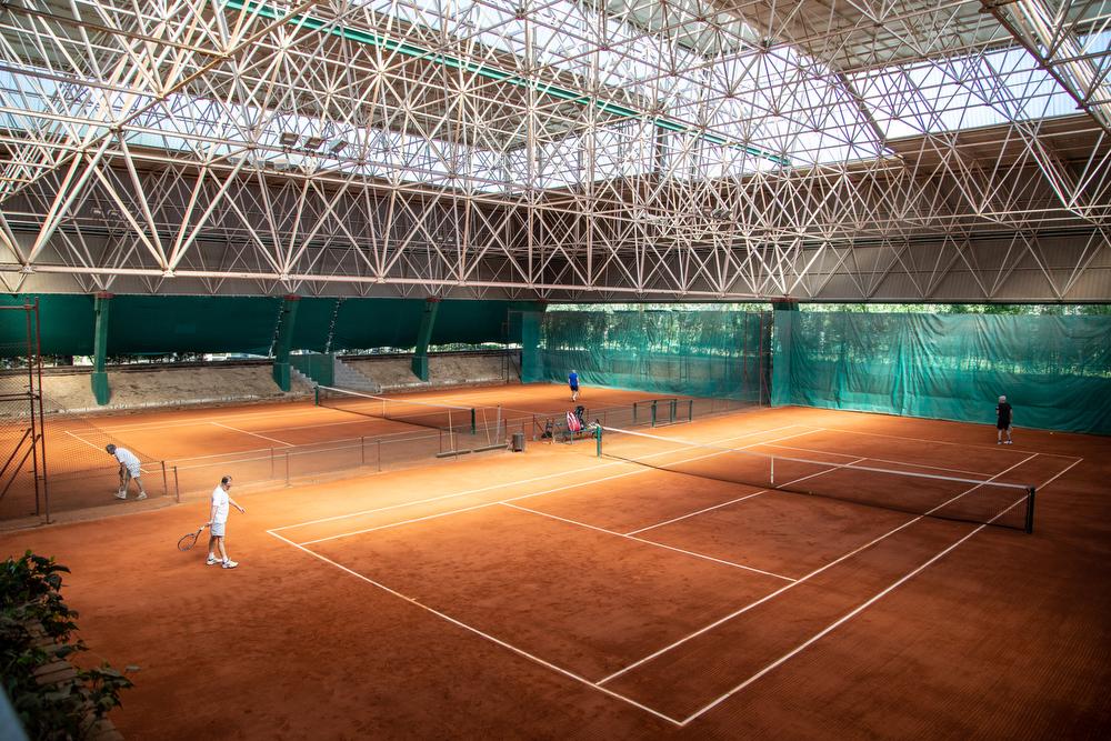 Partidos en las pistas cubiertas de tenis del Club. Foto: Miguel Ros