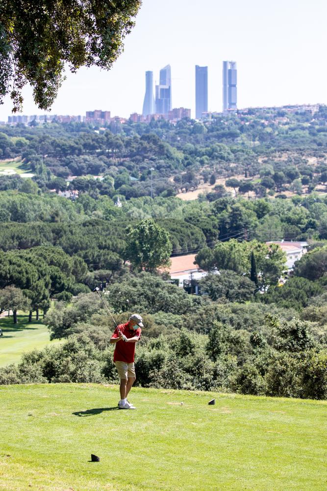 El campo de golf del Club, con las cuatro torres de Madrid al fondo. Foto: Miguel Ros