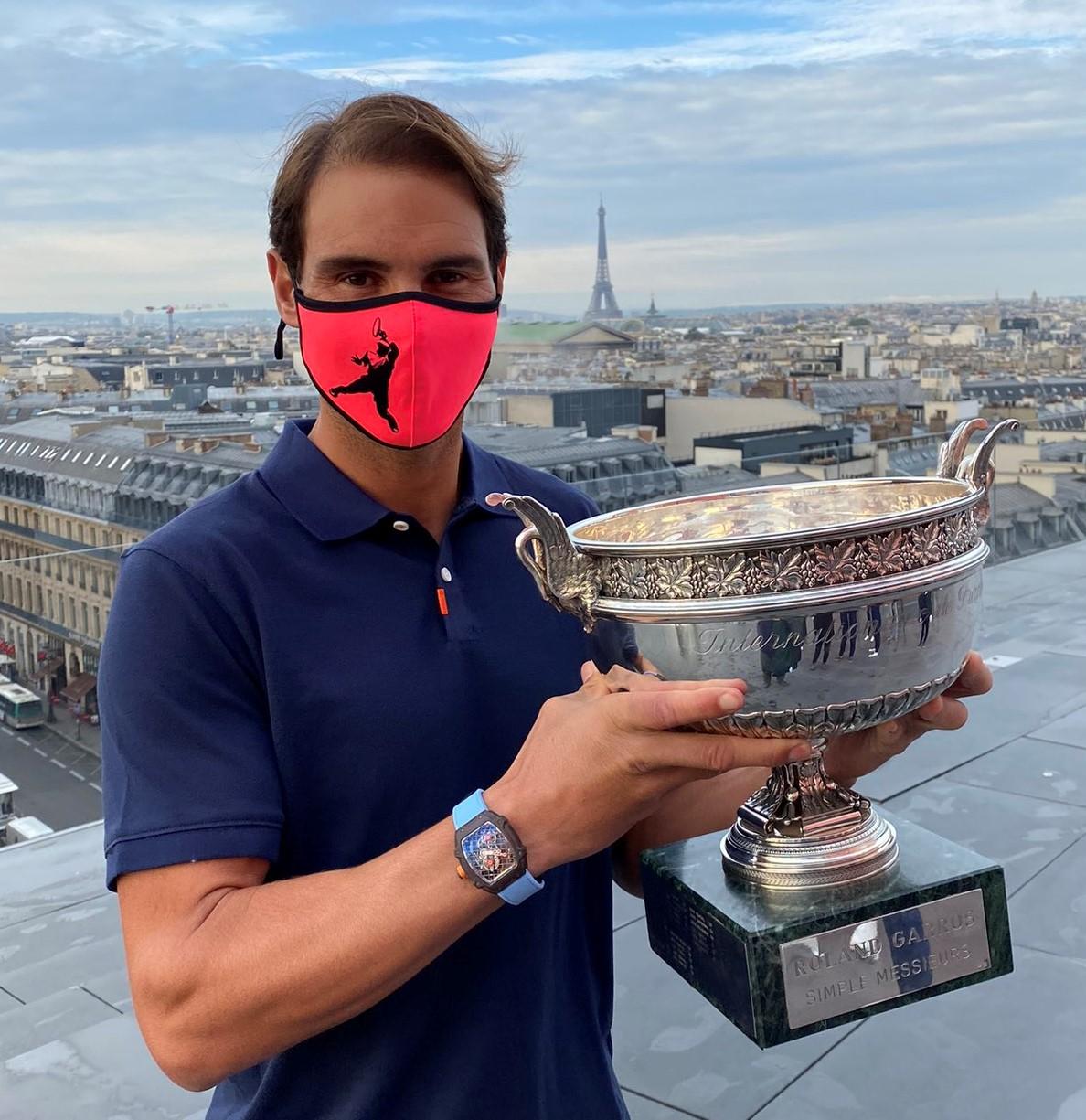 Rafa Nadal muestra el trofeo de campeón de Roland Garros 2020.