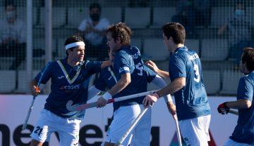 Quique González (izda.) celebra un gol con sus compañeros. Foto: Rfeh