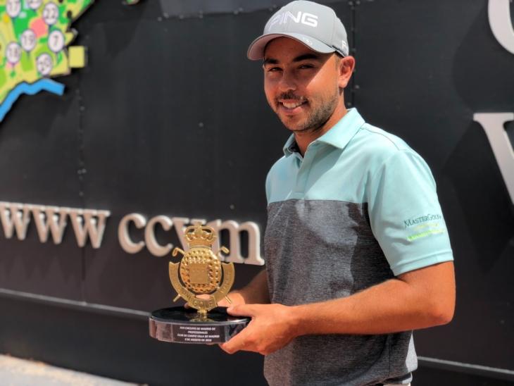 Sebastián García con el trofeo de vencedor