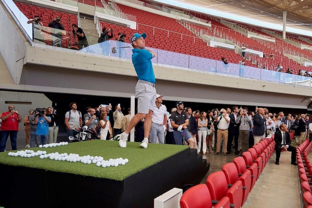 Sergio García golpea una bola en el Wanda Metropolitano.