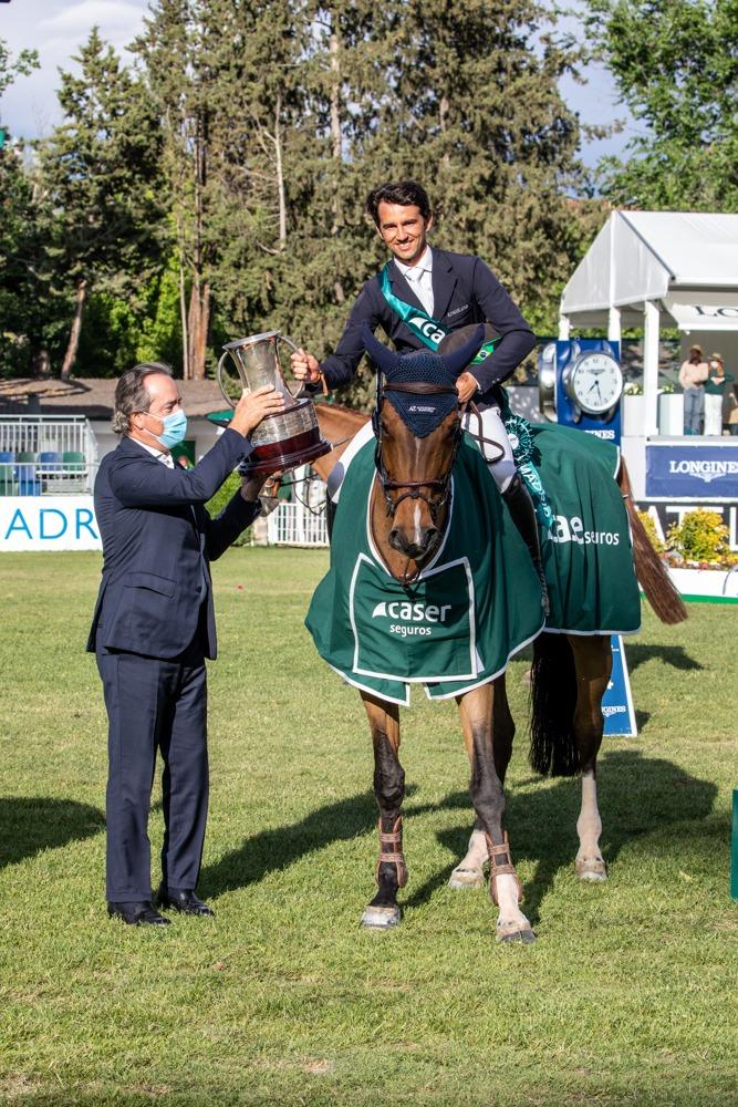 El presidente de la Federación Española de Hípica, Javier Revuelta, le entrega la copa de campeón a Módolo Zanotelli. Foto: Miguel Ros / CCVM 