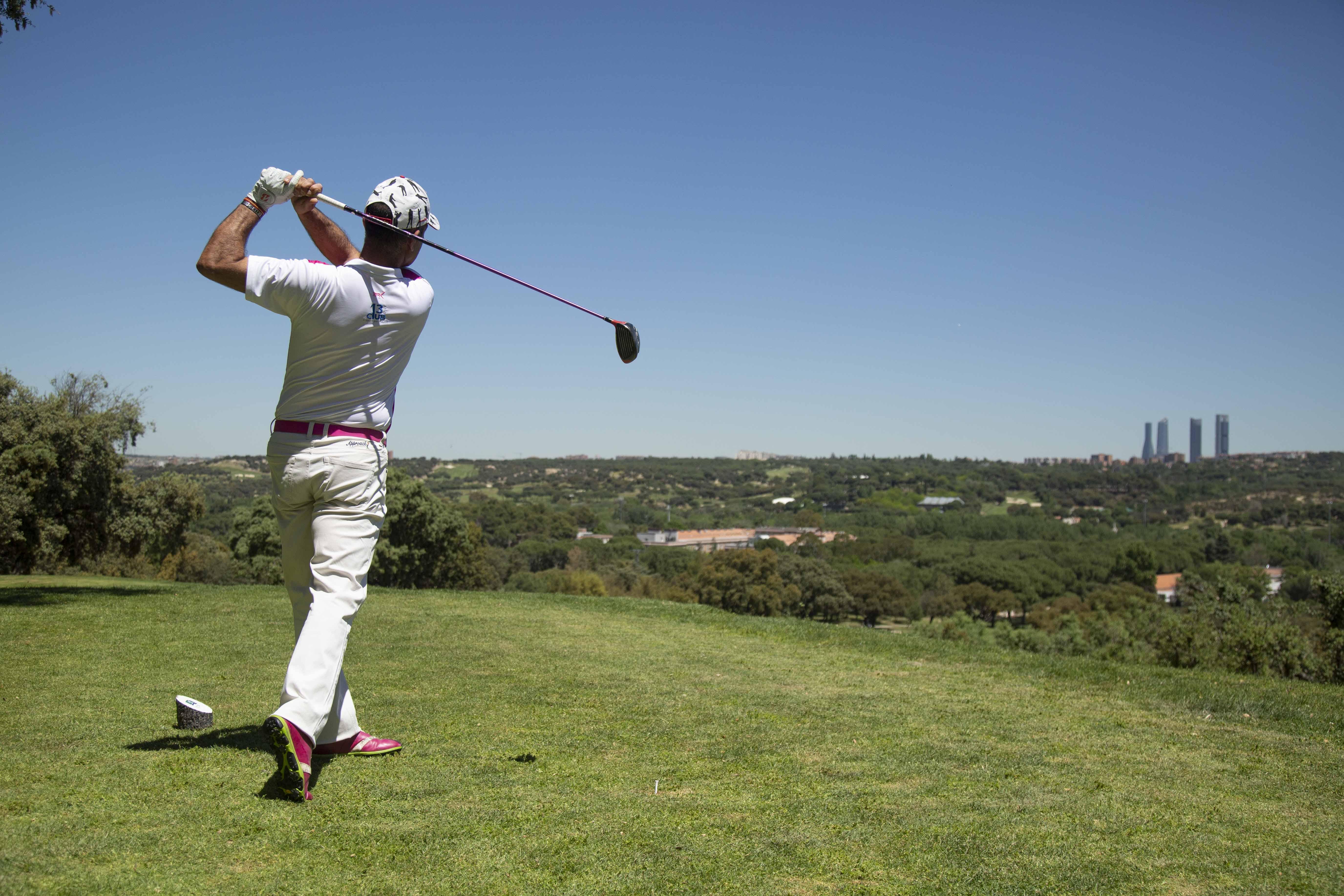 Un jugador golpea a la bola en al campo de golf del Club de Campo Villa de Madrid.