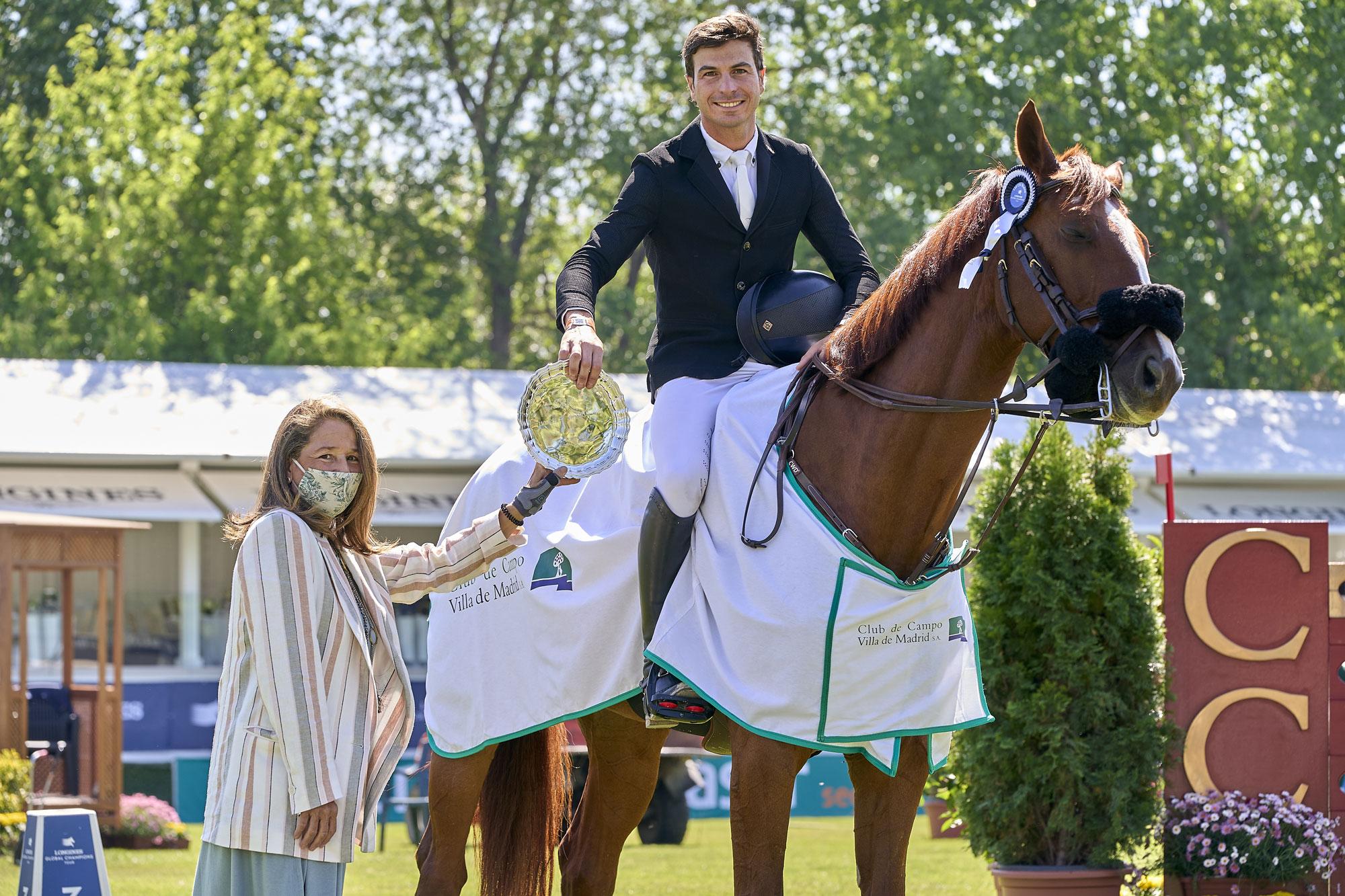 La Directora de Régimen Interior y Personal del Club, Inmaculada Martorell Silgo, con el ganador del Trofeo CCVM (1,15m), Pedro Antonio Mateo. Foto: Oxer